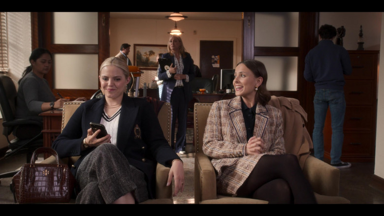 Tory Burch Crossbody Bag of Reneé Rapp as Leighton Murray in The Sex Lives of College Girls S02E01 Winter Is Coming (2022)