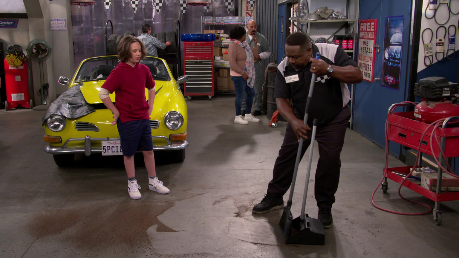 Vans Sneakers Of Hank Greenspan As Grover Johnson In The Neighborhood S05E07 To The