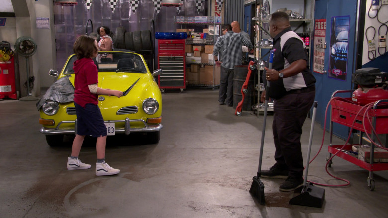 Vans Sneakers of Hank Greenspan as Grover Johnson in The Neighborhood S05E07 Welcome to the Working Week (5)