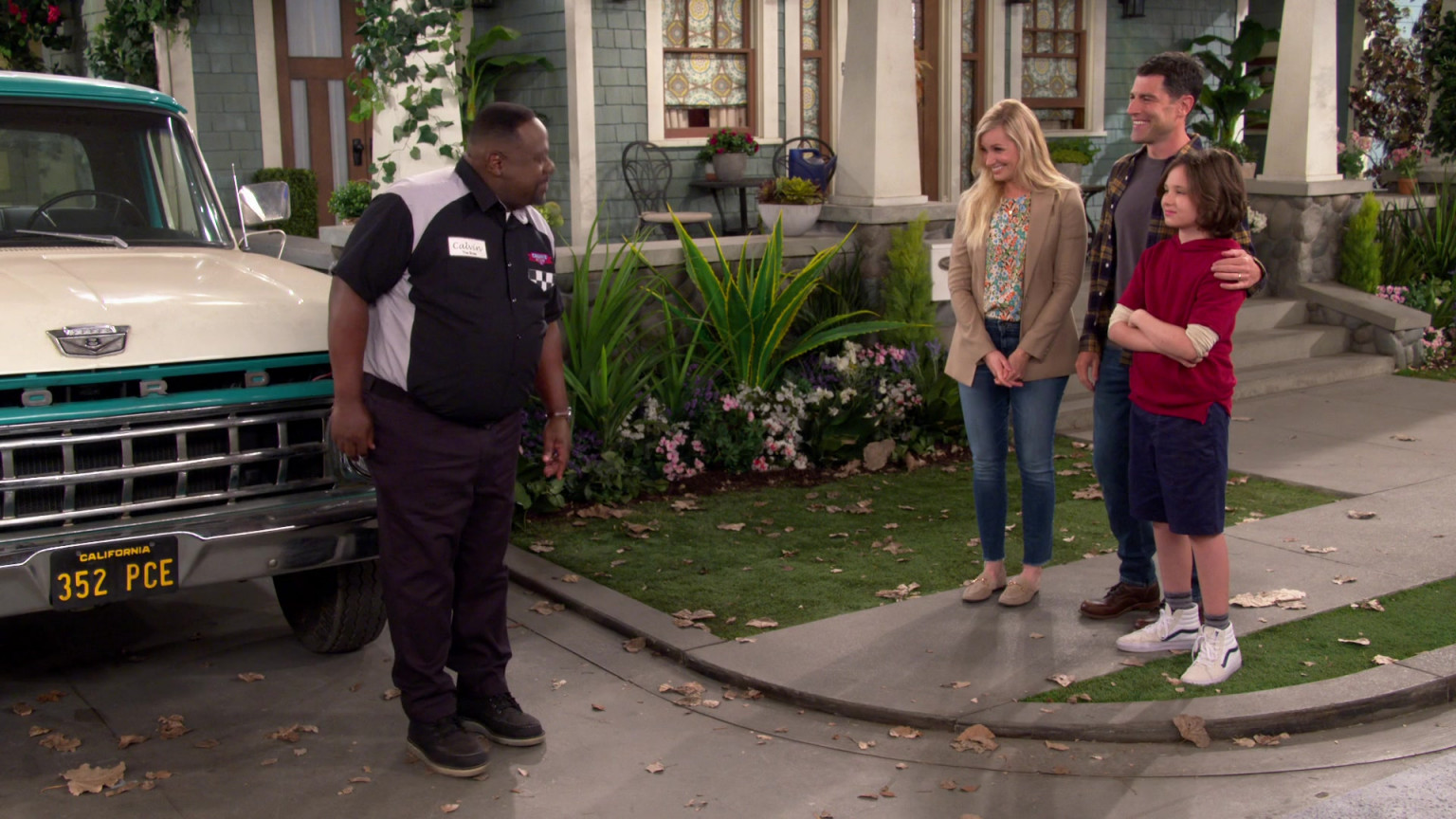 Vans Sneakers Of Hank Greenspan As Grover Johnson In The Neighborhood S05E07 To The