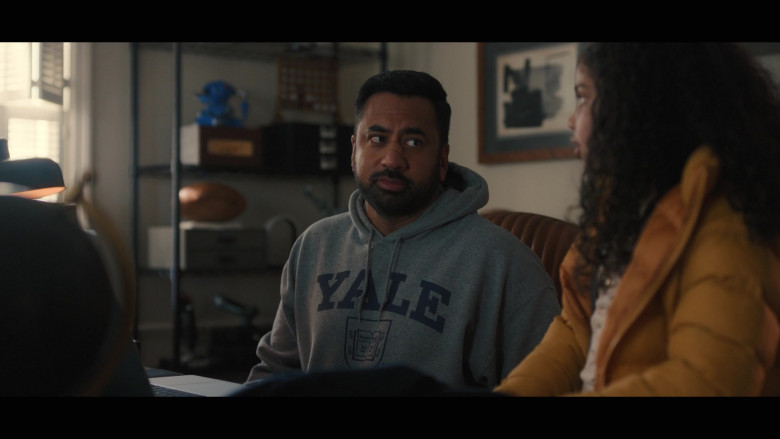 Yale University Hoodie of Kal Penn as Simon Choksi in The Santa Clauses S01E02 Chapter Two The Secessus Clause (2022)