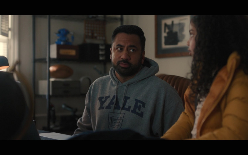 Yale University Hoodie of Kal Penn as Simon Choksi in The Santa Clauses S01E02 "Chapter Two: The Secessus Clause" (2022)