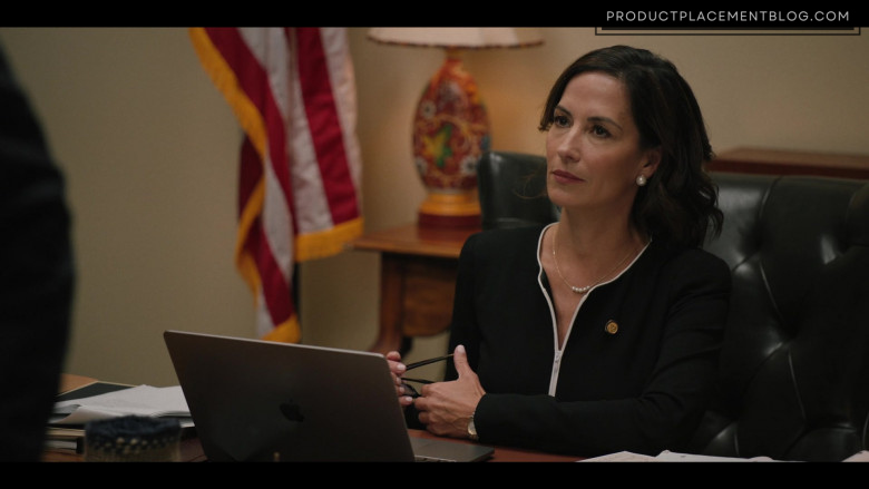 Apple MacBook Laptop Computer Used by Actress in Yellowstone S05E07 The Dream Is Not Me (2)