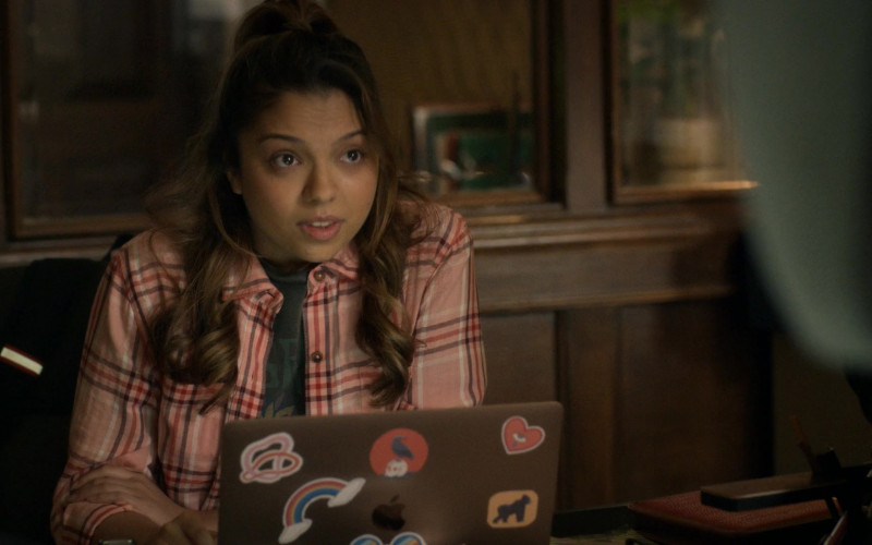 Apple MacBook Laptop Used by Cree Cicchino as Emily Arlen in Big Sky S03E10 A Thin Layer of Rock (1)