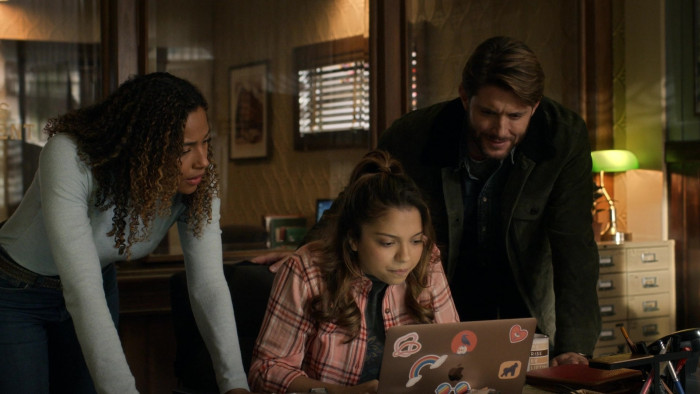 Apple MacBook Laptop Used By Cree Cicchino As Emily Arlen In Big Sky ...