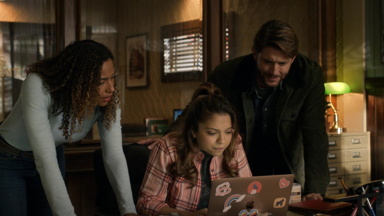 Apple MacBook Laptop Used by Cree Cicchino as Emily Arlen in Big Sky S03E10 A Thin Layer of Rock (2)