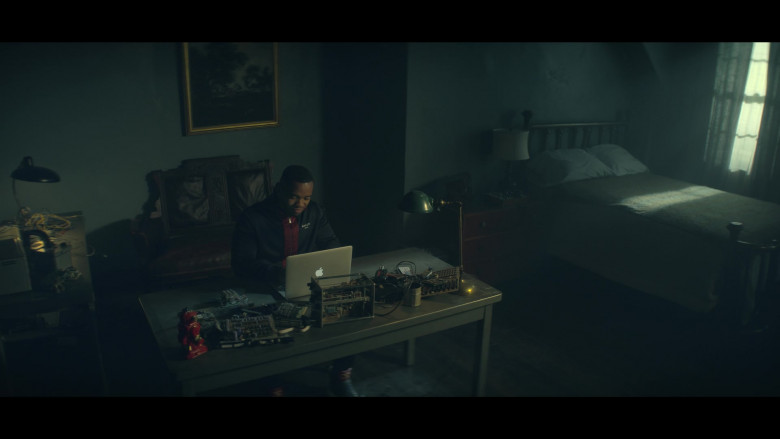 Apple MacBook Laptop Used by Joivan Wade as Victor ‘Vic' Stone – Cyborg in Doom Patrol S04E01 Doom Patrol (2)