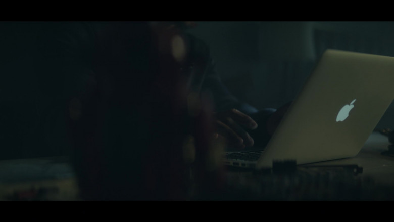 Apple MacBook Laptop Used by Joivan Wade as Victor ‘Vic' Stone – Cyborg in Doom Patrol S04E01 Doom Patrol (3)