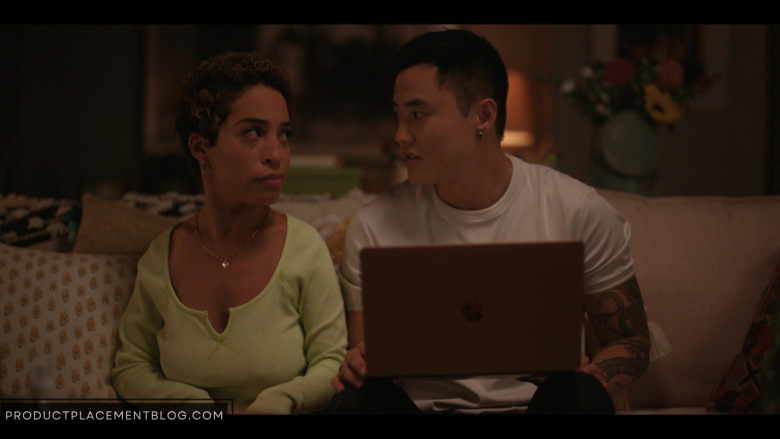 Apple MacBook Laptop Used by Leo Sheng as Micah Lee in The L Word Generation Q S03E05 Locked Out (2)