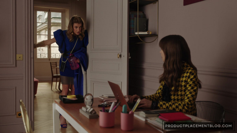 Apple MacBook Laptop Used by Lily Collins as Emily Cooper in Emily in Paris S03E03 Coo D'état (1)