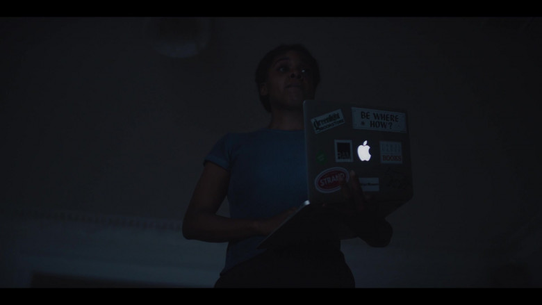 Apple MacBook Laptop Used by Mallori Johnson as Dana James in Kindred S01E08 Alice (1)