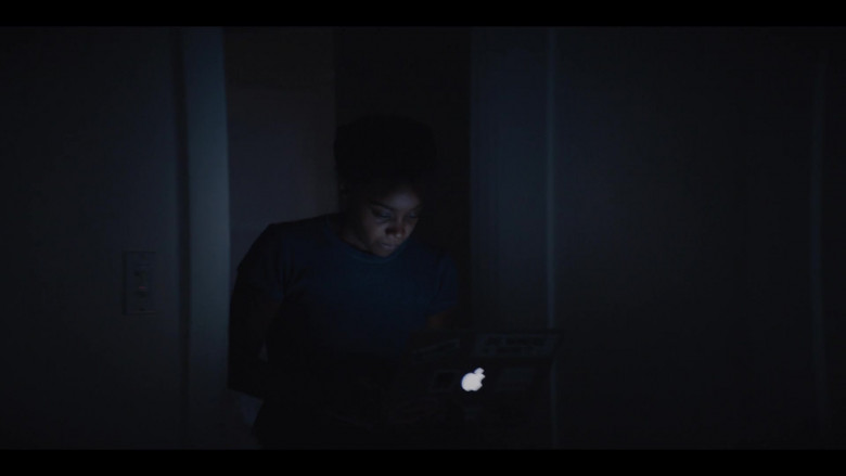 Apple MacBook Laptop Used by Mallori Johnson as Dana James in Kindred S01E08 Alice (2)