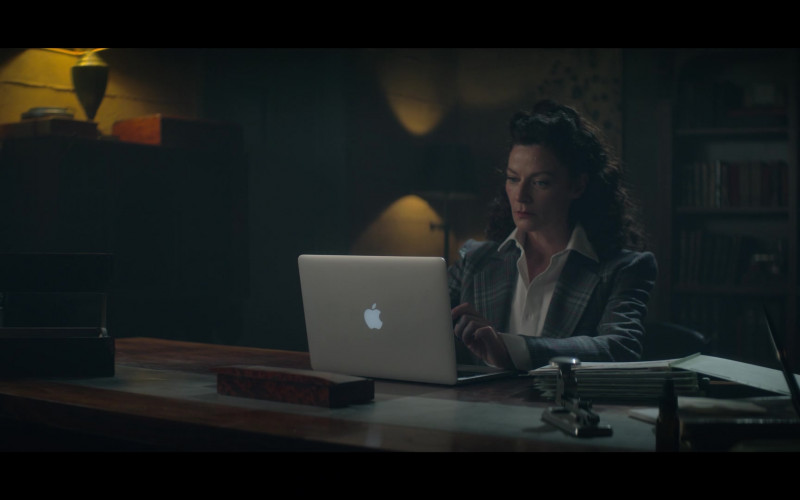 Apple MacBook Laptop Used by Michelle Gomez as Laura De Mille – Madame Rouge in Doom Patrol S04E01 Doom Patrol (1)