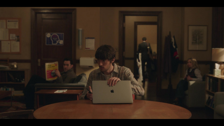 Apple MacBook Laptop in Gossip Girl S02E05 Games, Trains and Automobiles (1)