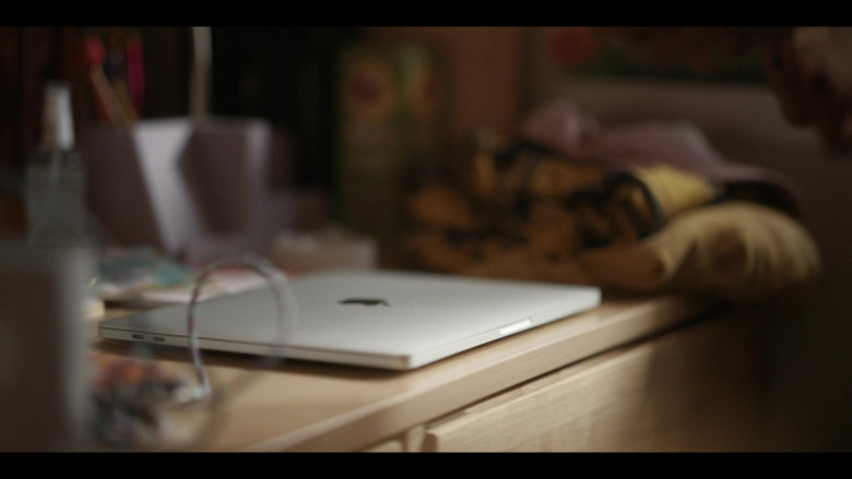 Apple MacBook Laptop in The L Word Generation Q S03E04 Last to Know (2022)