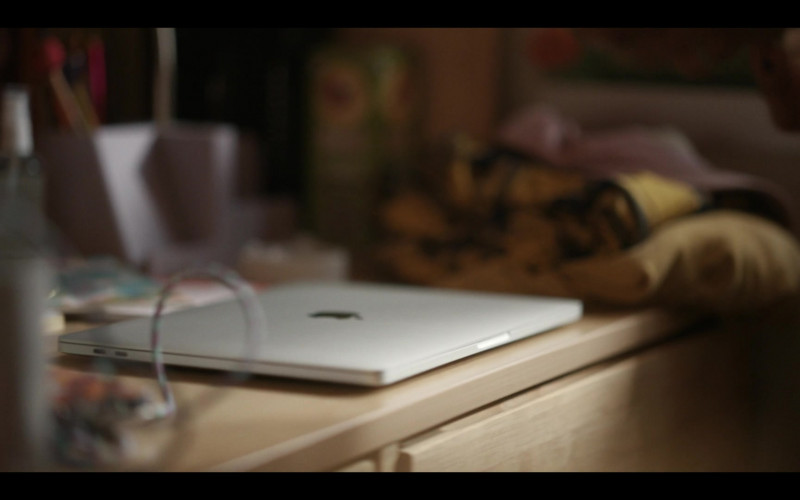 Apple MacBook Laptop in The L Word Generation Q S03E04 Last to Know (2022)