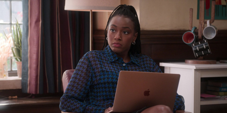 Apple MacBook Laptop of Alyah Chanelle Scott as Whitney Chase in The Sex Lives Of College Girls S02E08 Pre-Frosh Weekend (1)