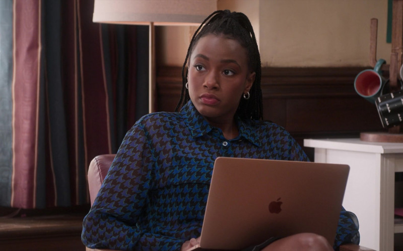 Apple MacBook Laptop of Alyah Chanelle Scott as Whitney Chase in The Sex Lives Of College Girls S02E08 Pre-Frosh Weekend (1)