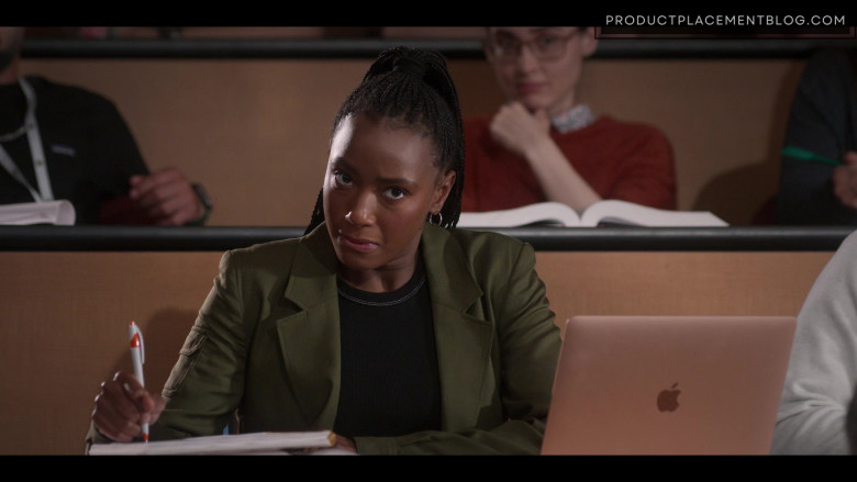 Apple MacBook Laptop of Alyah Chanelle Scott as Whitney Chase in The Sex Lives of College Girls S02E10 The Rooming Lottery (1)