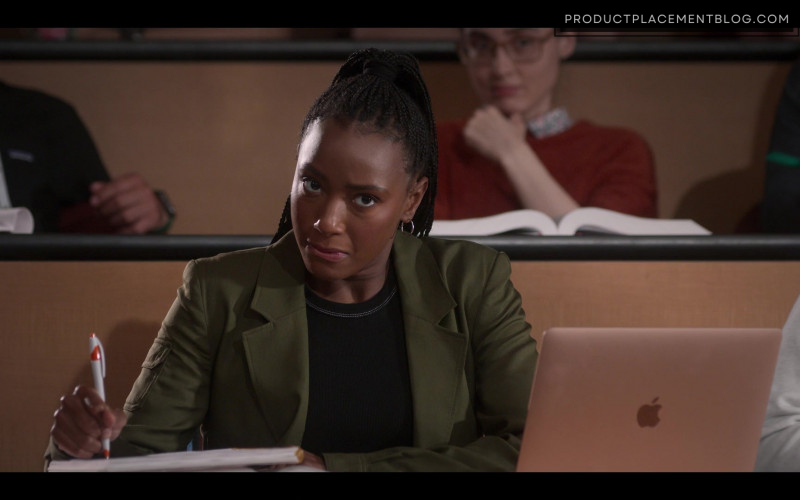 Apple MacBook Laptop of Alyah Chanelle Scott as Whitney Chase in The Sex Lives of College Girls S02E10 The Rooming Lottery (1)