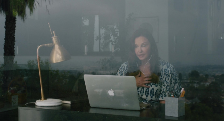 Apple MacBook Laptop of Ashley Judd in She Said (2022)