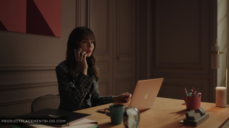 Apple MacBook Laptop of Lily Collins as Emily Cooper in Emily in Paris S03E07 How to Lose a Designer in 10 Days (1)