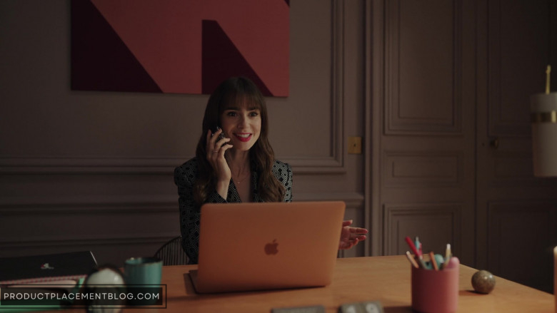 Apple MacBook Laptop of Lily Collins as Emily Cooper in Emily in Paris S03E07 How to Lose a Designer in 10 Days (2)
