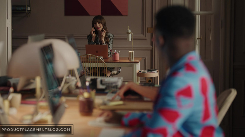 Apple MacBook Laptop of Lily Collins as Emily Cooper in Emily in Paris S03E07 How to Lose a Designer in 10 Days (3)