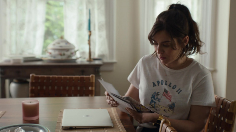 Apple MacBook Laptop of Lizzy Caplan as Libby Epstein in Fleishman Is in Trouble S01E08 The Liver (1)