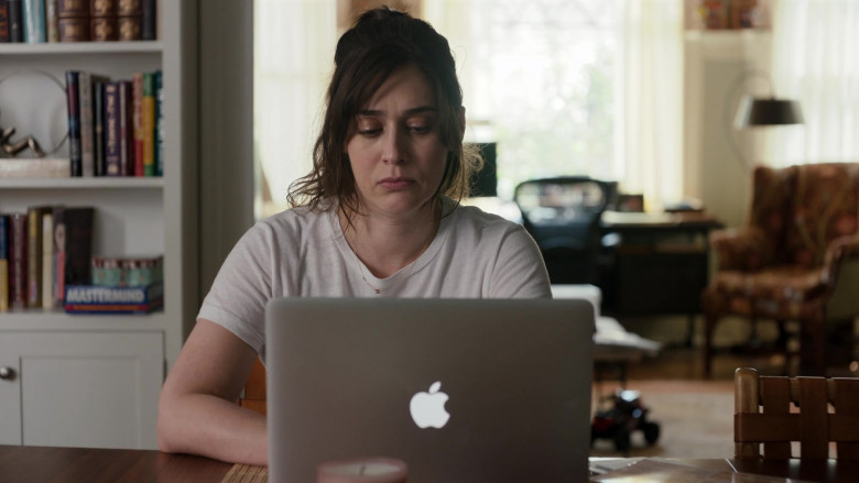 Apple MacBook Laptop of Lizzy Caplan as Libby Epstein in Fleishman Is in Trouble S01E08 The Liver (2)