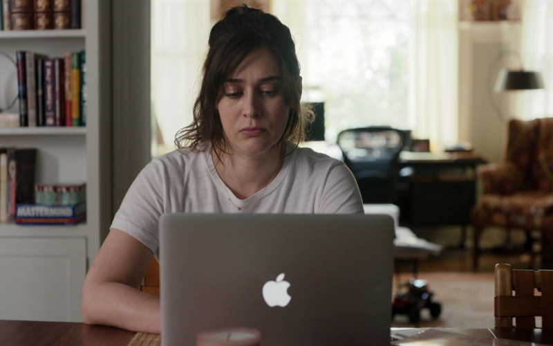 Apple MacBook Laptop of Lizzy Caplan as Libby Epstein in Fleishman Is in Trouble S01E08 "The Liver" (2022)
