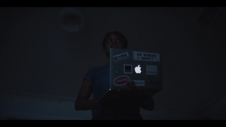 Apple MacBook Laptop of Mallori Johnson as Dana James in Kindred S01E01 Dana (2)