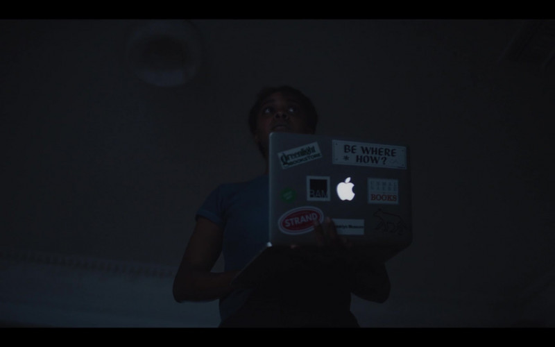 Apple MacBook Laptop of Mallori Johnson as Dana James in Kindred S01E01 "Dana" (2022)