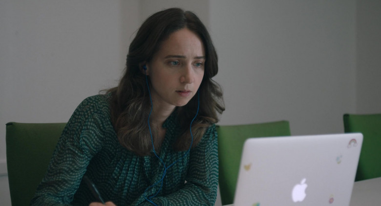 Apple MacBook Laptop of Zoe Kazan as Jodi Kantor in She Said 2022 Movie (1)