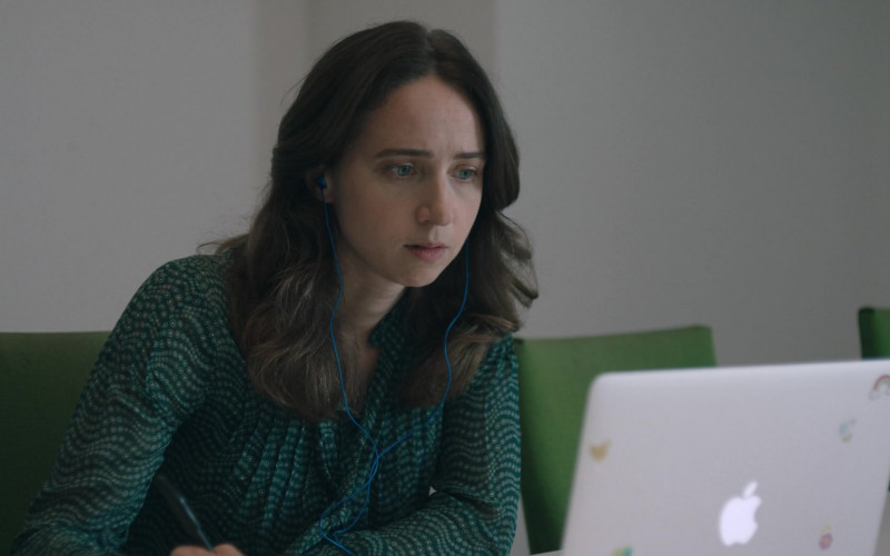 Apple MacBook Laptop of Zoe Kazan as Jodi Kantor in She Said 2022 Movie (1)