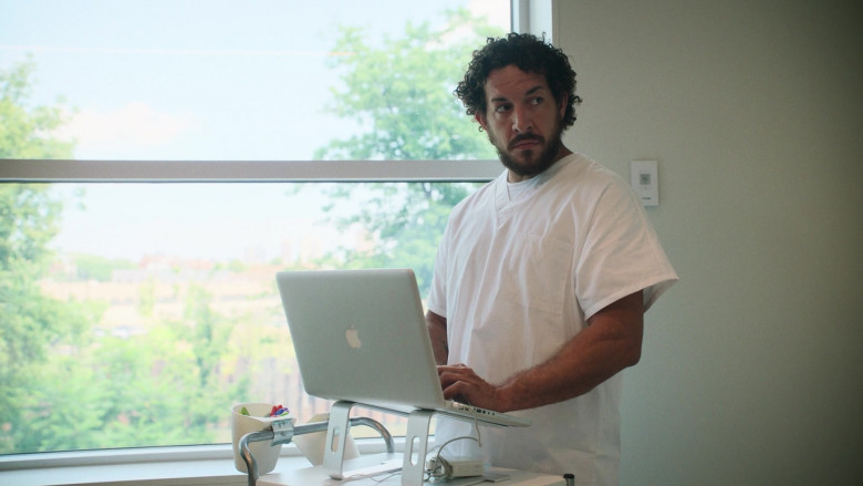 Apple MacBook Laptops in South Side S03E02 College (1)