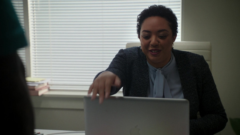 Apple MacBook Laptops in South Side S03E02 College (2)