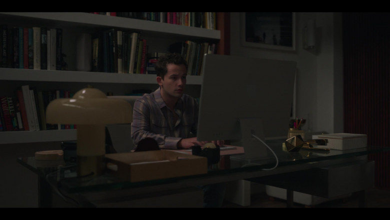 Apple iMac Computer in Gossip Girl S02E05 Games, Trains and Automobiles (2022)