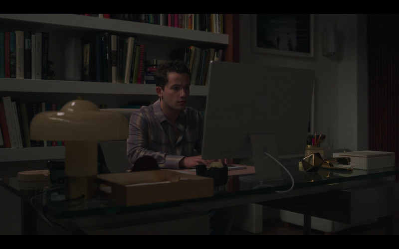 Apple iMac Computer in Gossip Girl S02E05 Games, Trains and Automobiles (2022)