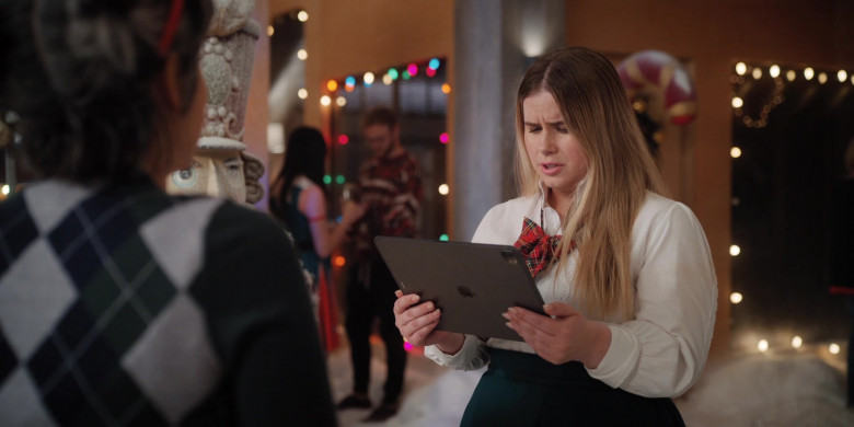 Apple iPad Pro Tablet in Mythic Quest S03E06 The 12 Hours of Christmas (1)