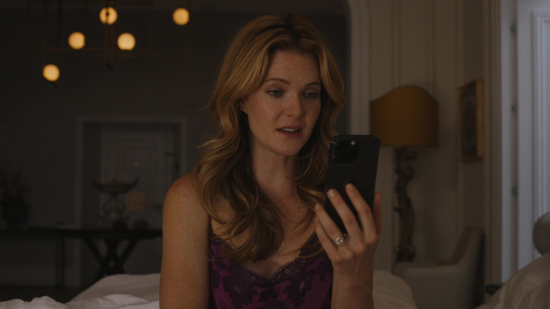 Apple iPhone Smartphone of Meghann Fahy as Daphne Sullivan in The White Lotus S02E07 Arrivederci