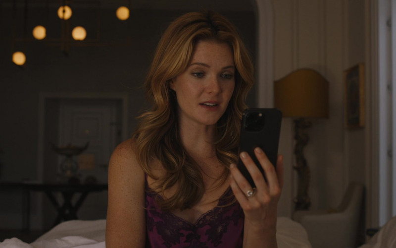 Apple iPhone Smartphone of Meghann Fahy as Daphne Sullivan in The White Lotus S02E07 "Arrivederci" (2022)
