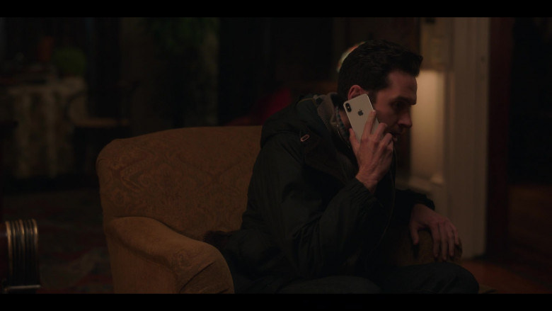 Apple iPhone Smartphones in Gossip Girl S02E05 Games, Trains and Automobiles (4)