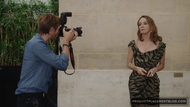 Canon Camera in Emily in Paris S03E05 Ooo La La Liste (2)