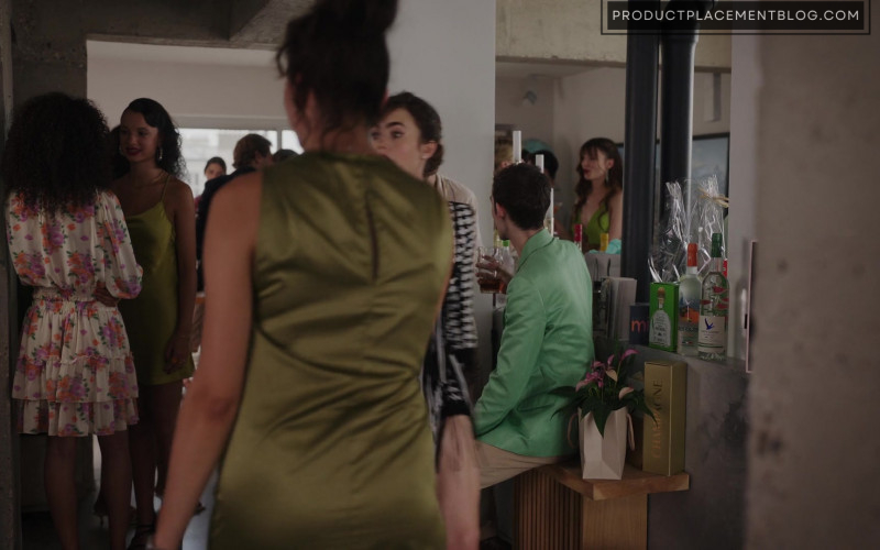 Grey Goose Vodka and Patrón Tequila in Emily in Paris S03E05 Ooo La La Liste (2022)