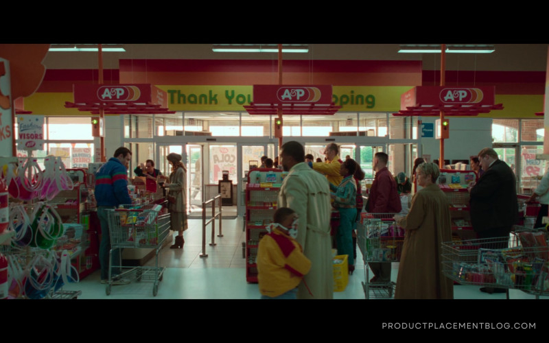 Hi-C Drinks, A&P Store and Brillo in White Noise (2022)