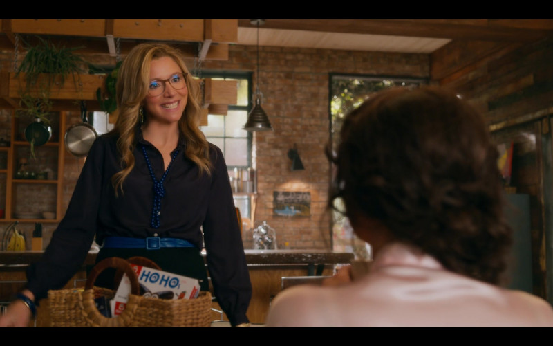 Hostess HoHos Snack Cakes in Firefly Lane S02E02 On the Road (2022)