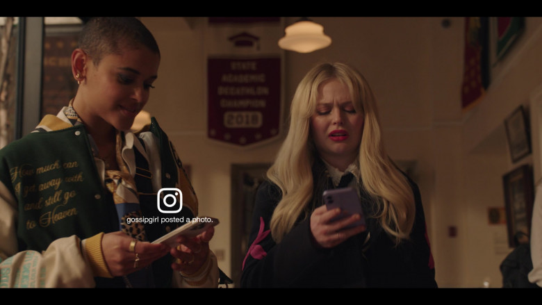 Instagram Social Network in Gossip Girl S02E01 Deb Brawl in a Blue Dress (1)