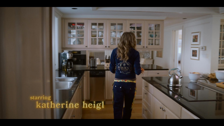 Juicy Couture Tracksuit of Sarah Chalke as Kate Mularkey in Firefly Lane S02E07 Good RiddanceTime of Your Life (2022)