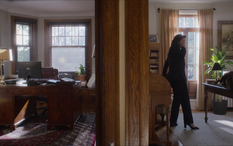 LG Monitor in Three Pines S01E08 "The Hangman" (2022)